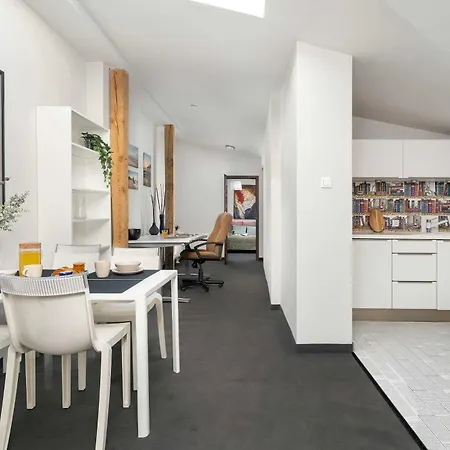 Апартаменты Two-level With Air Conditioning And Workspace Close To The Center By Renters *