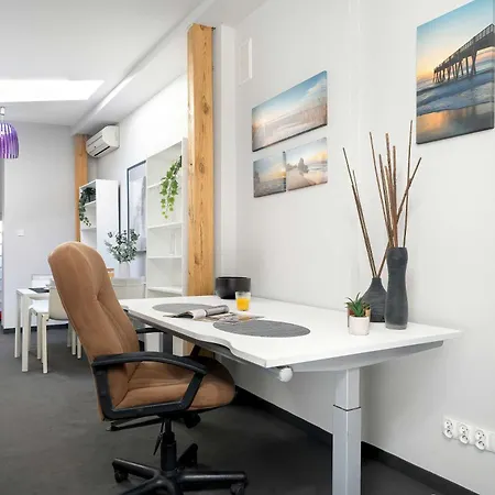 Апартаменты Two-level With Air Conditioning And Workspace Close To The Center By Renters *