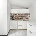 Two-level With Air Conditioning And Workspace Close To The Center By Renters شقة *