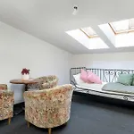 شقة Two-level With Air Conditioning And Workspace Close To The Center By Renters بوزنان