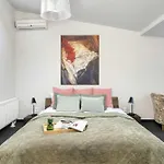 Two-level With Air Conditioning And Workspace Close To The Center By Renters *