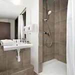 Two-level With Air Conditioning And Workspace Close To The Center By Renters شقة