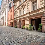 Two-level With Air Conditioning And Workspace Close To The Center By Renters