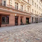 Two-level With Air Conditioning And Workspace Close To The Center By Renters شقة *