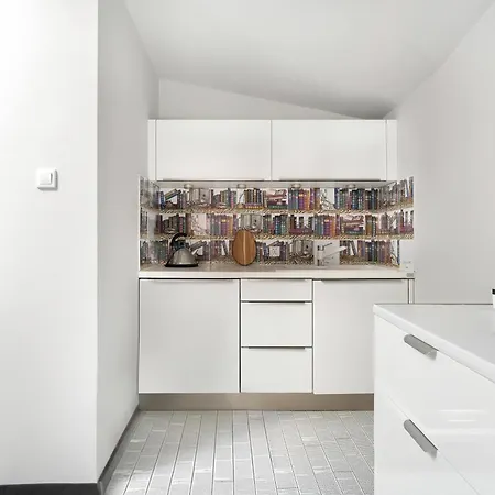 Two-level With Air Conditioning And Workspace Close To The Center By Renters Apartment *