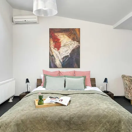 Two-level With Air Conditioning And Workspace Close To The Center By Renters *