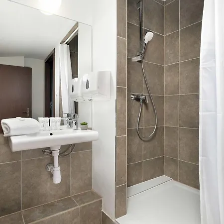 Two-level With Air Conditioning And Workspace Close To The Center By Renters Apartment