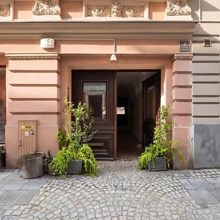 Two-level With Air Conditioning And Workspace Close To The Center By Renters Apartment