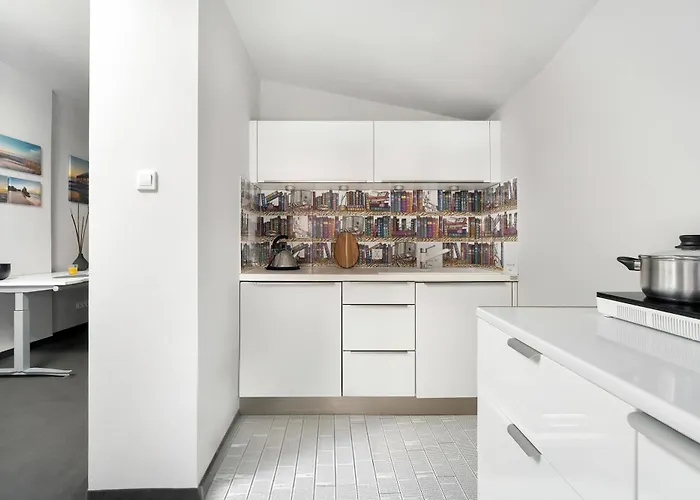 Two-level With Air Conditioning And Workspace Close To The Center By Renters Apartment *