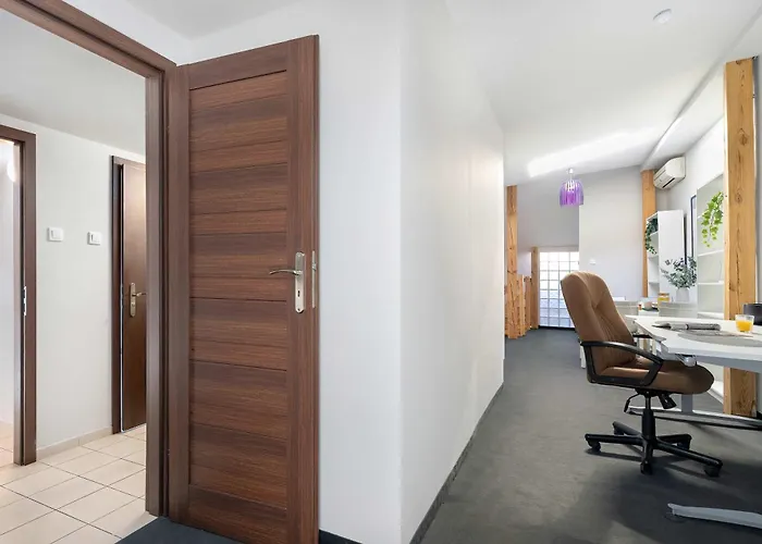 Apartment Two-level With Air Conditioning And Workspace Close To The Center By Renters *